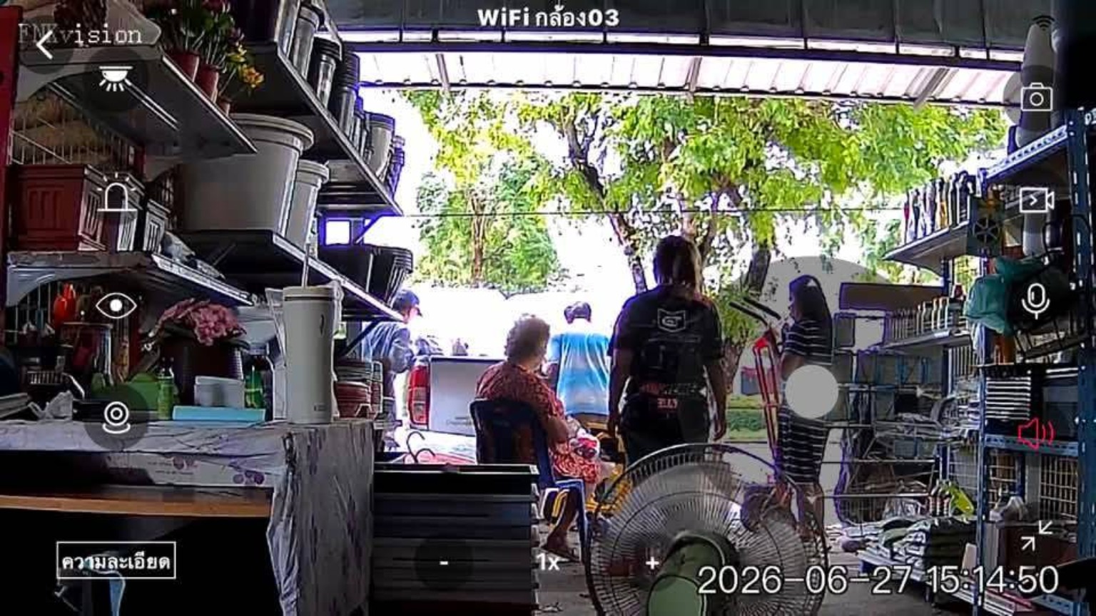 บรรยากาศลูกค้าเข้าร้าน